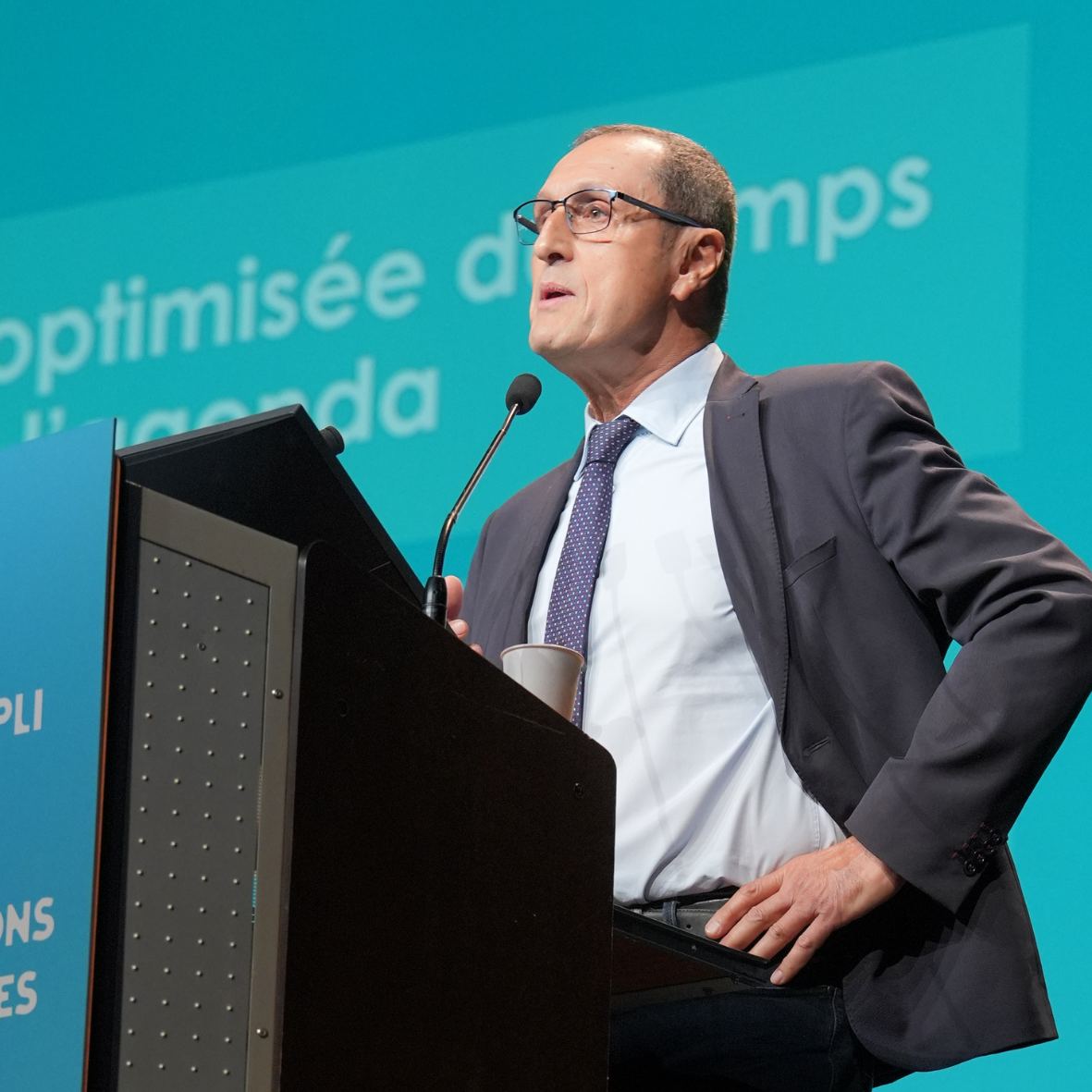 Le Dr Edmond Binhas présentant des indicateurs de pilotage